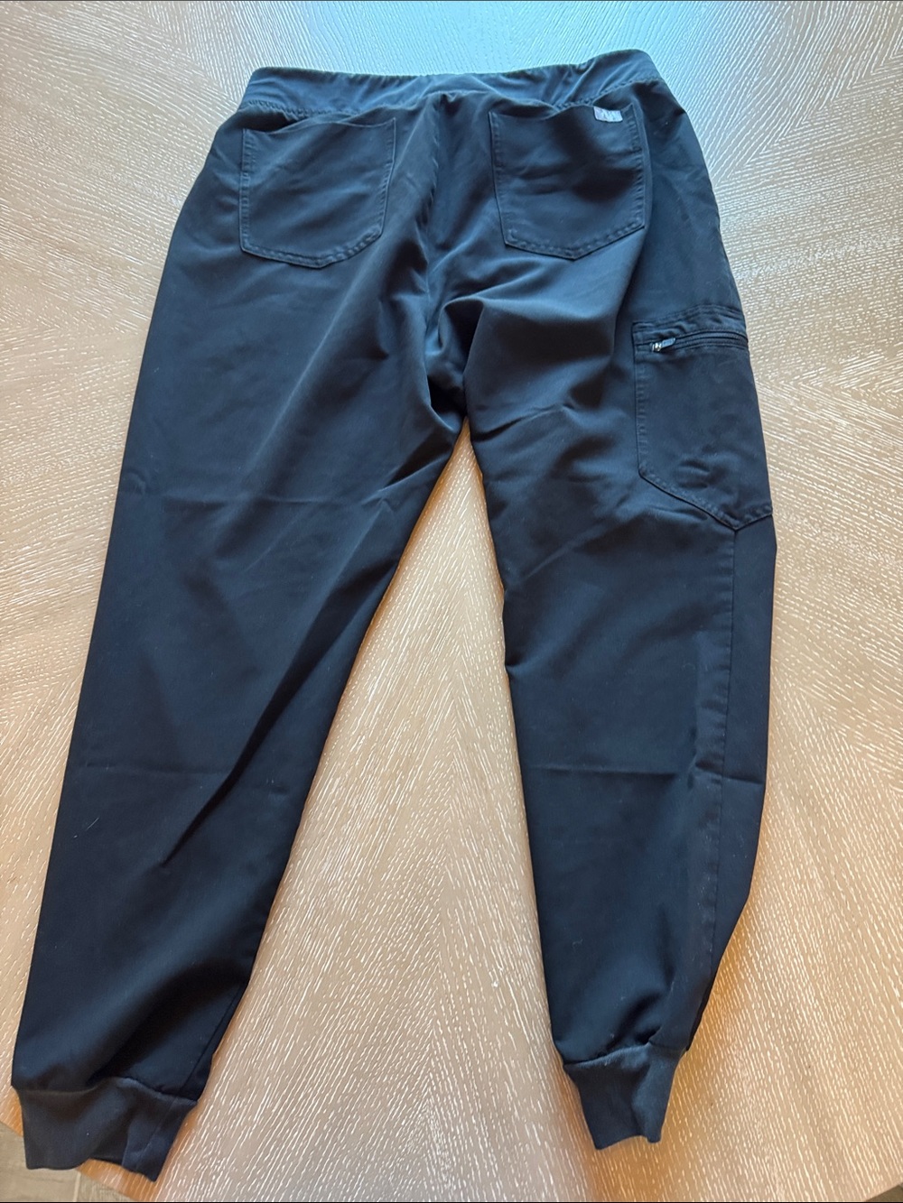 Figs women’s Black Jogger and loose top scrub set - Picture 13 of 14